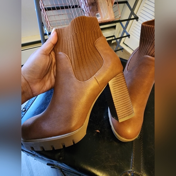 Fashion Boots - Picture 1 of 4